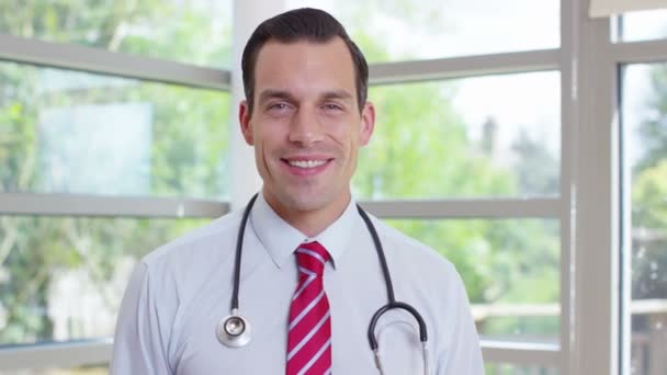 Médico sonriente en el hospital moderno — Vídeos de Stock