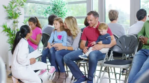 Group in medical waiting room — Stock Video