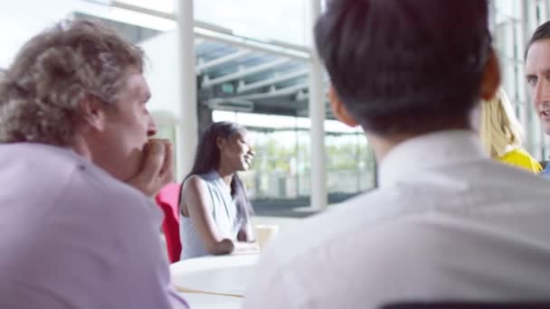 Grupo de negocios charlando juntos — Vídeo de stock