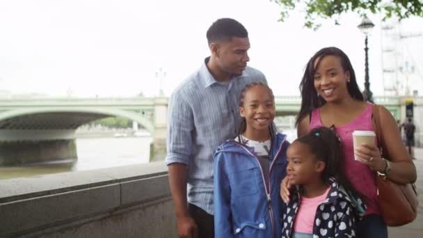 Famille debout à côté de Thames — Video