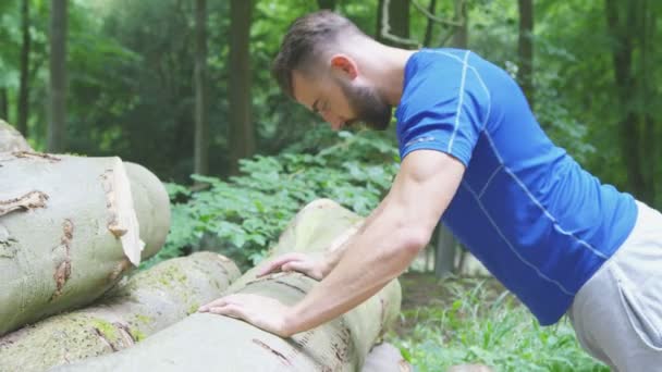 Man uit te werken in het bos — Stockvideo