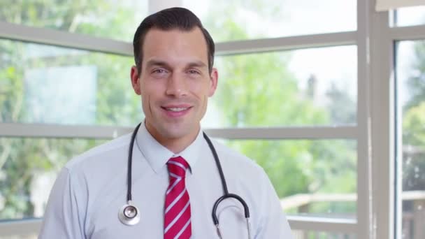 Médico sonriente en el hospital moderno — Vídeo de stock