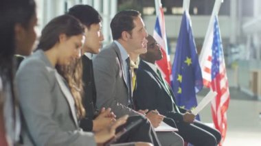 Grup toplantısında hoparlör dinleme