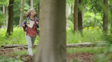 Ormanda yürüyüş yapan bir kadın