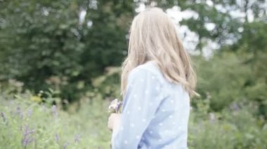  Kız malzeme çekme kır çiçekleri