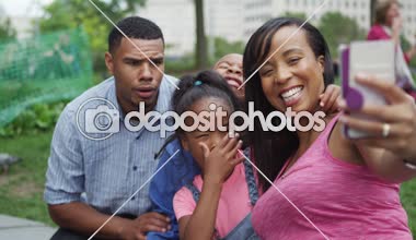 bir selfie almaya aile poz