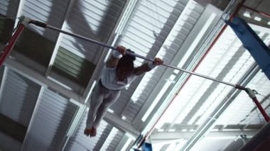  yatay çubuğu'nda eğitim jimnastikçi