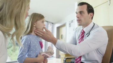 Anne ve çocuk ofisinde konuşmaya doktor