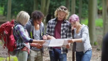  Arkadaş grubu yürüyüşe gülümseyen adam