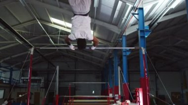  yatay çubuğu'nda eğitim jimnastikçi