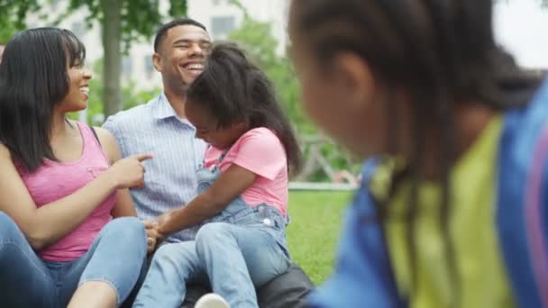 Familj att ha kul i parken — Stockvideo