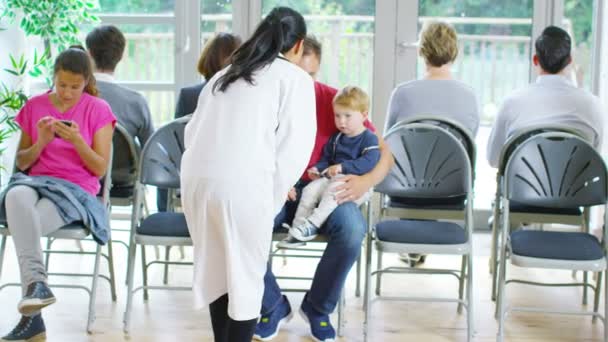 Homme avec fils parlant au médecin — Video