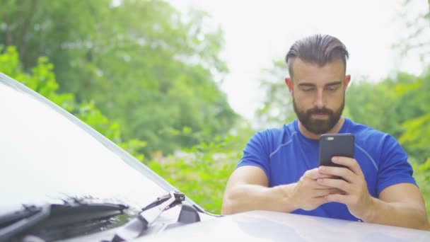 Hombre mirando el teléfono móvil — Vídeos de Stock