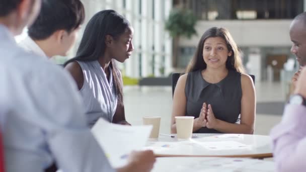 Affärsgrupp diskutera idéer — Stockvideo