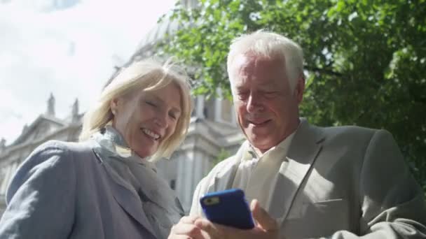 Couple pose pour prendre un selfie — Video