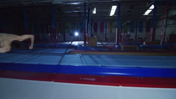 Gymnastka praktikující Překlopí na trampolíně — Stock video