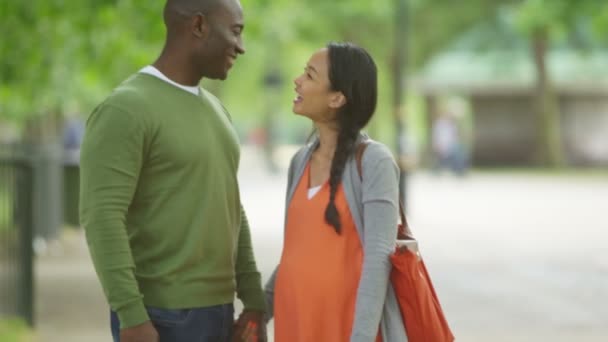 Pareja cogida de la mano al aire libre — Vídeos de Stock