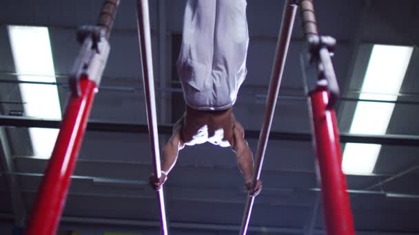 Treinamento de ginasta em barras paralelas — Vídeo de Stock