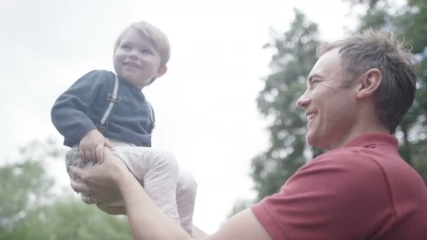 Отец и сын проводят время на открытом воздухе — стоковое видео