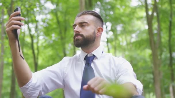 Businessman trying to get signal — Stock Video