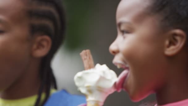 Брат и сестра наслаждаются мороженым — стоковое видео