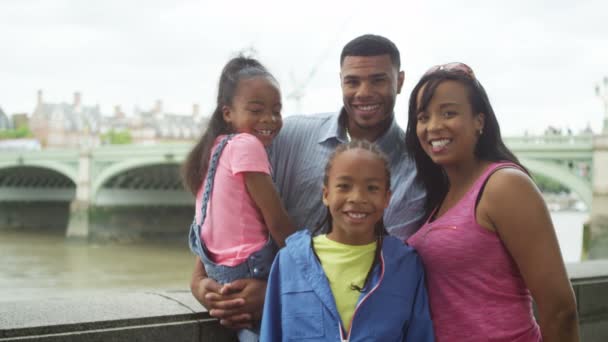 Семья, стоящая рядом с Темзой — стоковое видео
