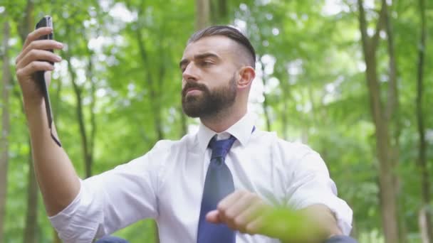 Uomo d'affari che cerca di ottenere il segnale — Video Stock