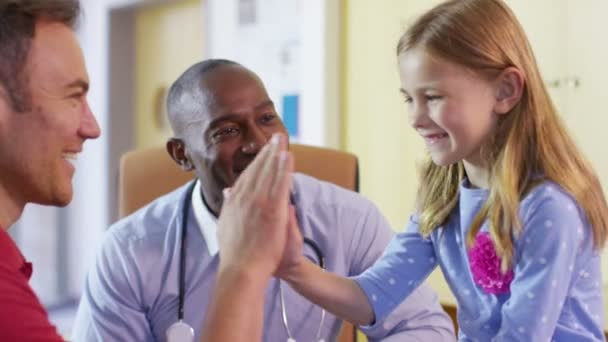 Dokter praat met vader en kind — Stockvideo