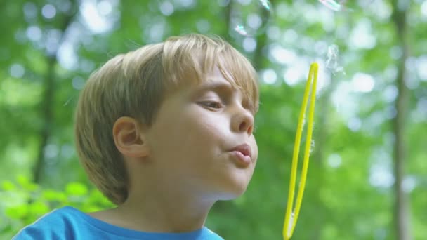 Мальчик пускает пузыри — стоковое видео