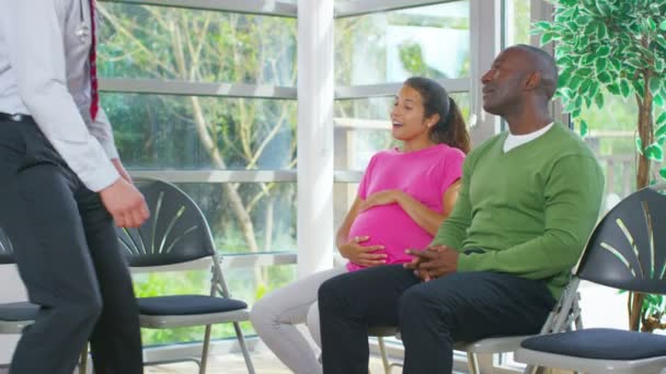 Doctor talking to couple — Stock Video