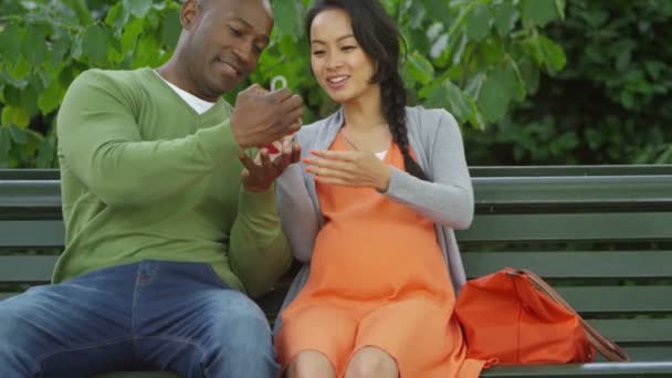 Casal tomando sapatos de bebê fora de sacos — Vídeo de Stock