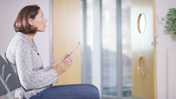 病院の待合室で心配する女性 — ストック動画