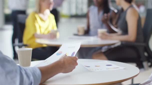 Grupo empresarial femenino charlando en la oficina — Vídeos de Stock