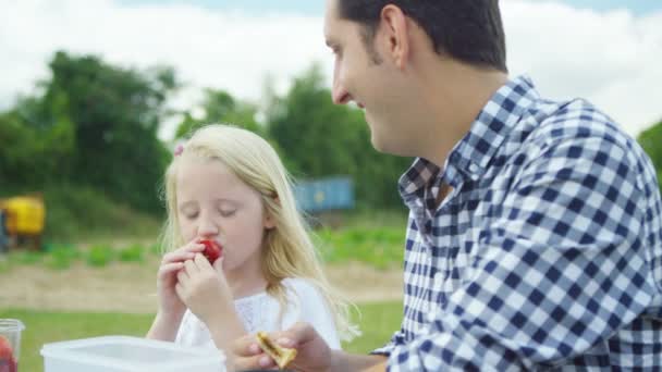 Vater isst frisch gepflücktes Obst — Stockvideo