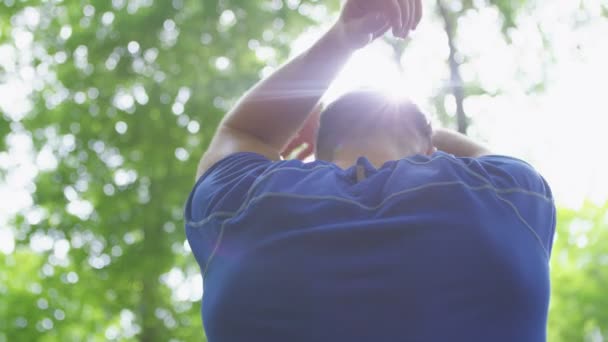 Hombre trabajando en el bosque — Vídeo de stock