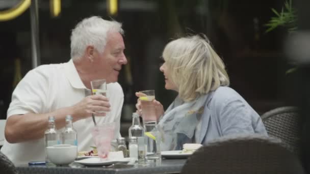 Пара разделяет поцелуй на открытом воздухе — стоковое видео