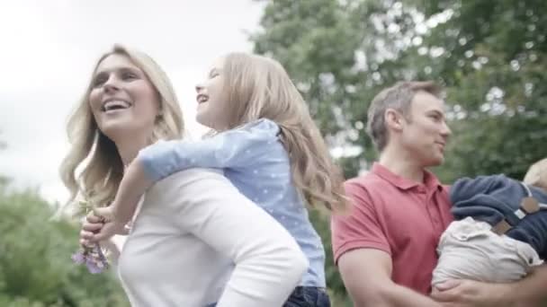 Familie besteedt tijd buiten — Stockvideo