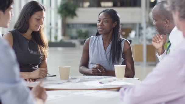 Grupo de negócios discutir ideias — Vídeo de Stock