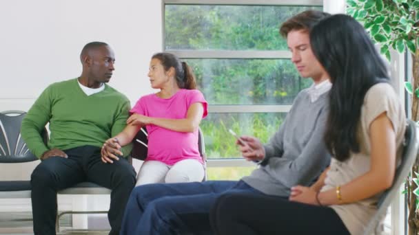 Couple in medical waiting area — Stock Video