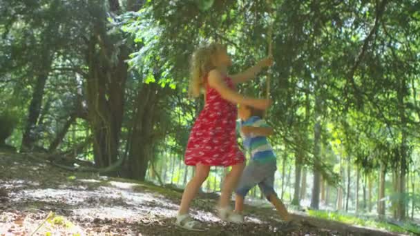 Menino e menina brincando com redes de pesca — Vídeo de Stock