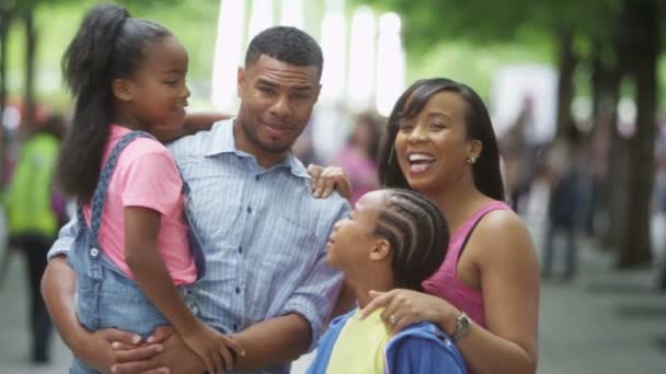 Familia divirtiéndose en el parque — Vídeos de Stock