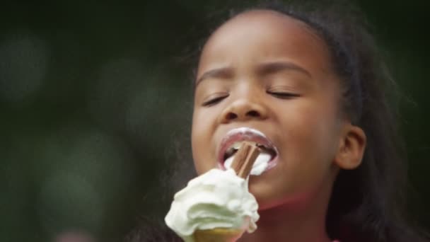 Frère et soeur appréciant les glaces — Video