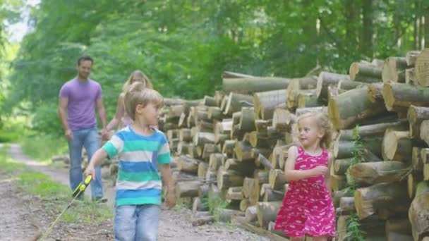 Família com filhote ao longo do caminho da floresta — Vídeo de Stock