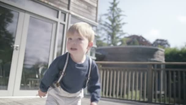 Niño jugando al aire libre — Vídeo de stock