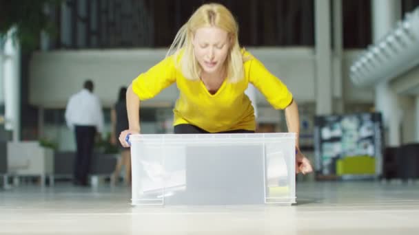 Worker has emotional breakdown at work — Stock Video