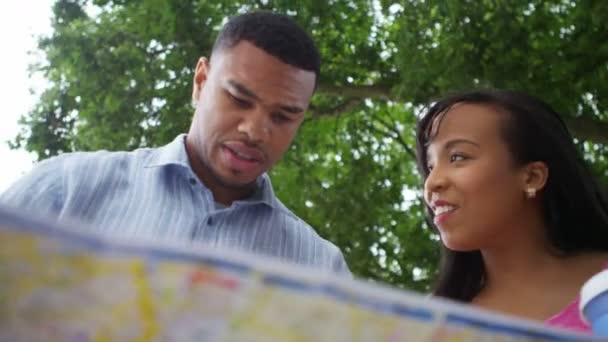 Paret tittar på karta för vägbeskrivning — Stockvideo
