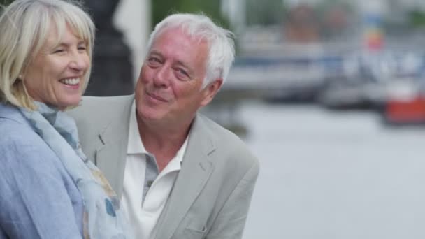 Пара, стоящая на берегу Темзы — стоковое видео