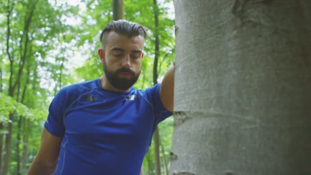 Man uit te werken in het bos — Stockvideo