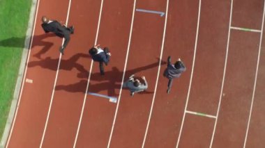 iş adamları birbirlerine koşu parkuru yarış