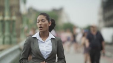 Haber muhabiri canlı kamera için yapmaya